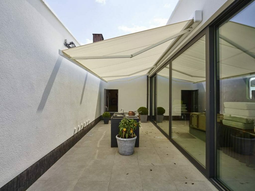 Store banne sur mesure par CREASTORES à Marseille (13)