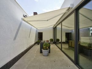 Store banne sur mesure par CREASTORES à Marseille (13)